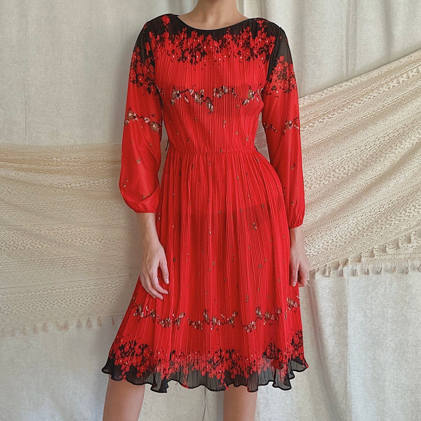 70's Red & Black Pleated Dress / SZ M