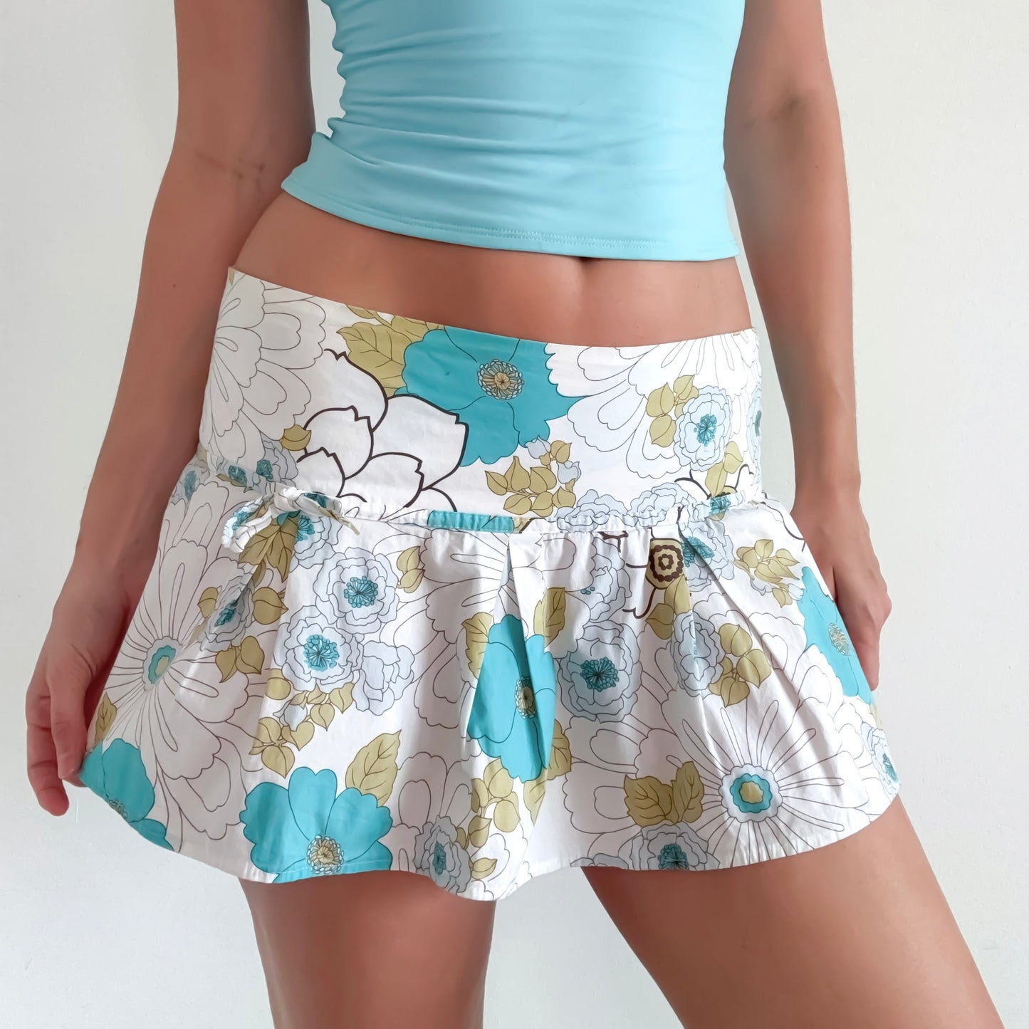 Y2K White & Teal Floral Pleated Mini Skirt / SZ 8