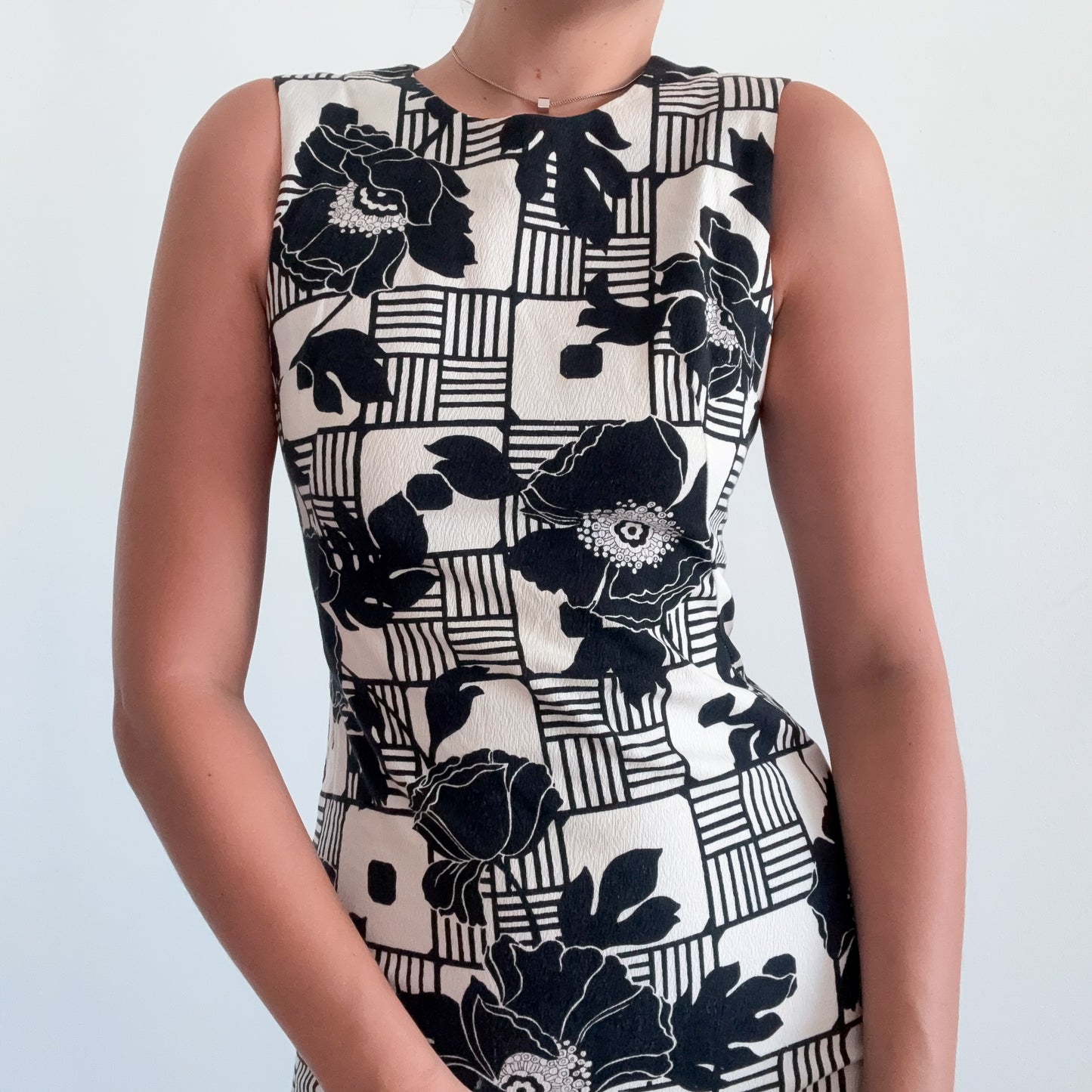 60's Mod Black & Ivory Printed Sheath Dress / SZ 4/6