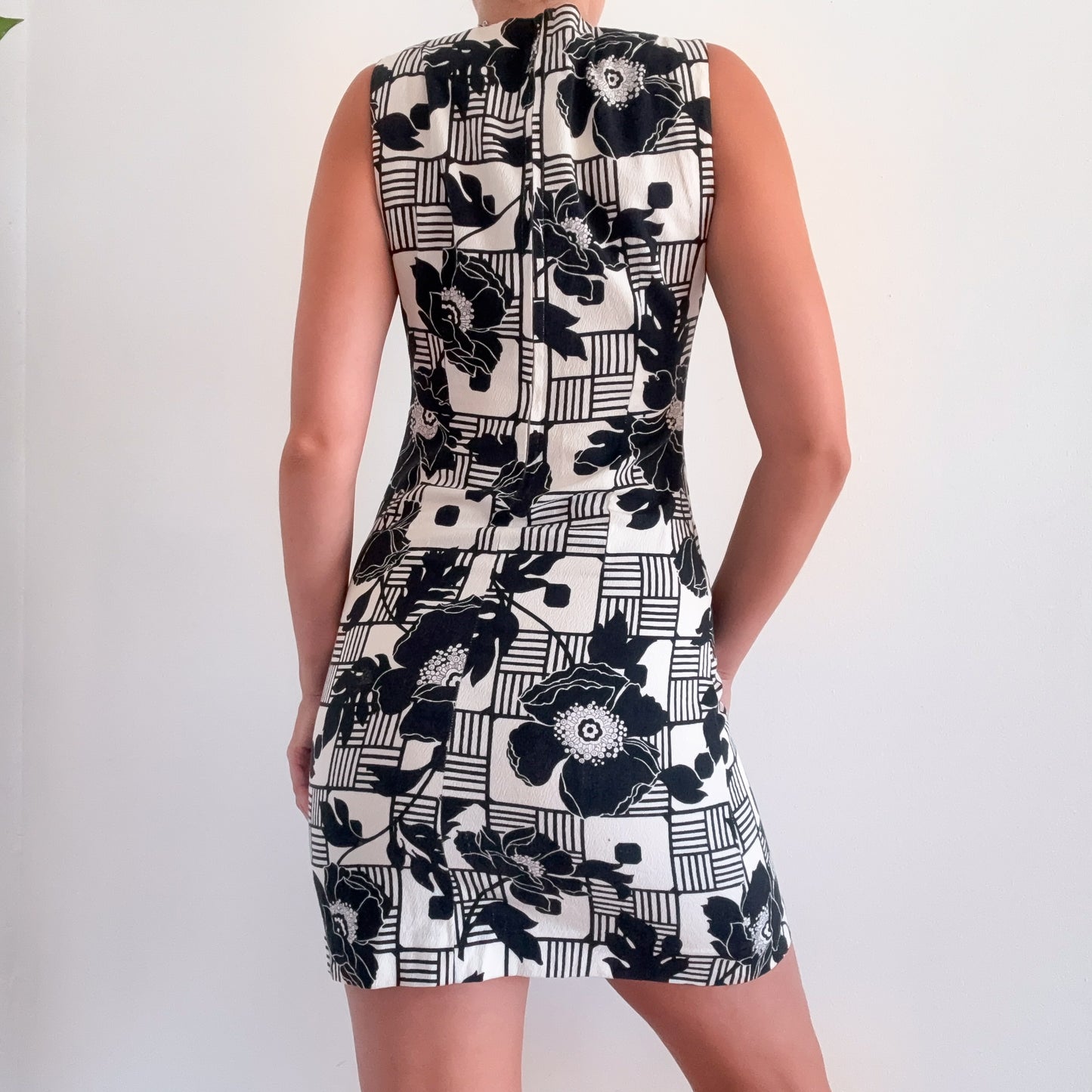 60's Mod Black & Ivory Printed Sheath Dress / SZ 4/6