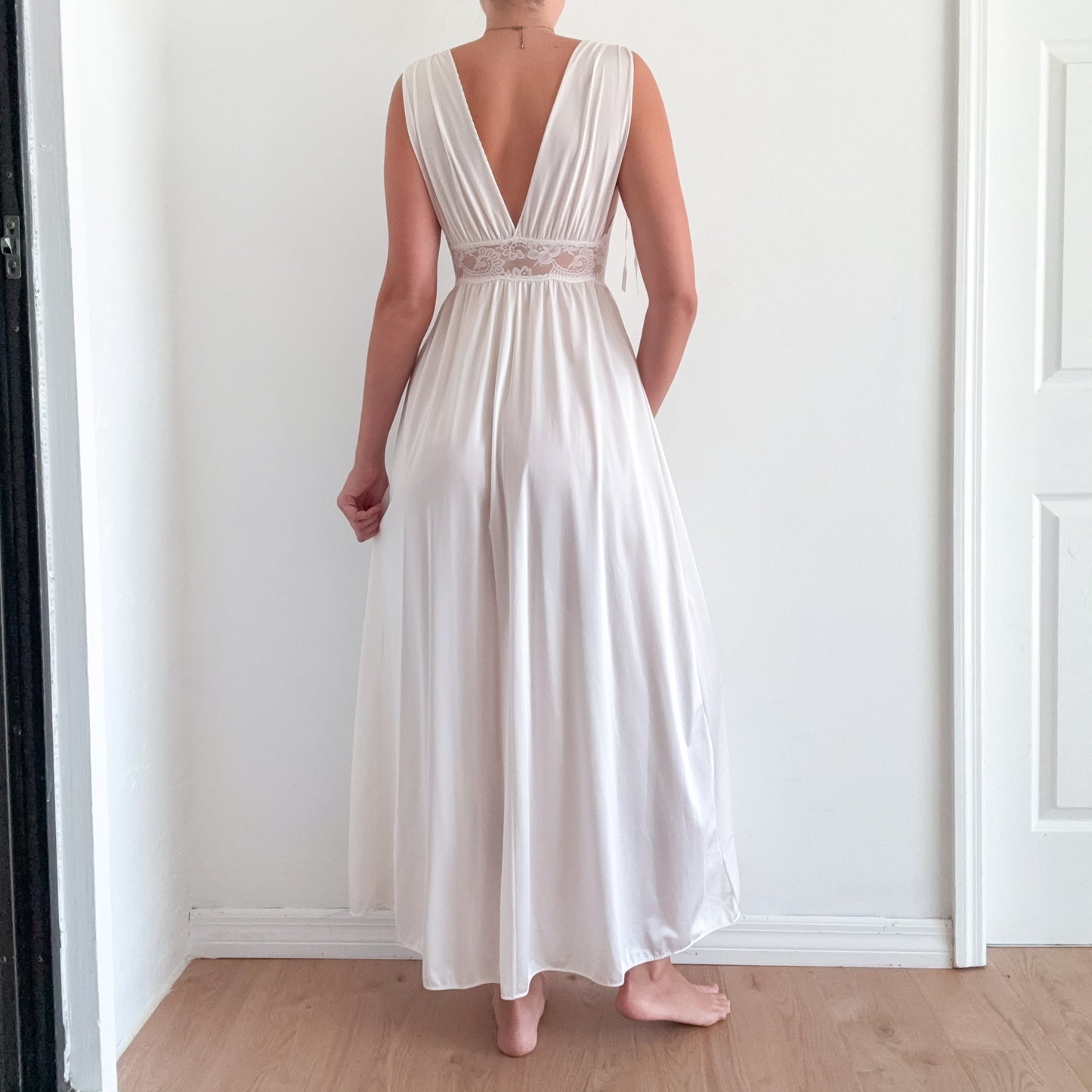 80's Olga Ivory Lace Nightgown / SZ S