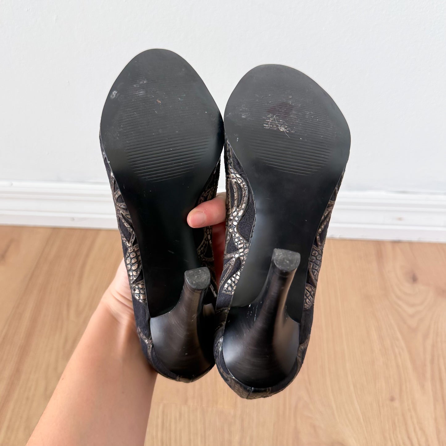 Y2K Black Embossed Peep Toe Pumps / SZ 6