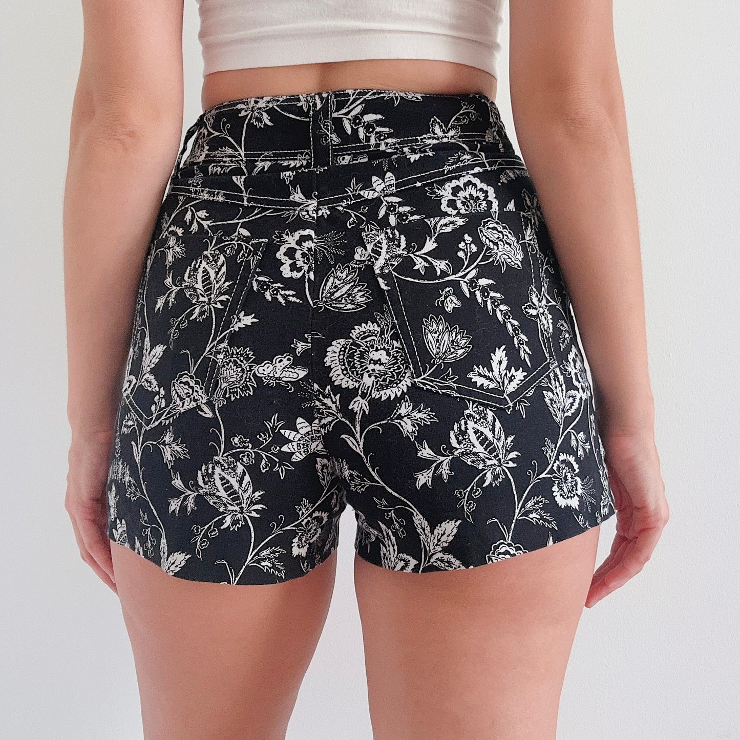 Derek Lam B&W Etoile Print Shorts / SZ 4