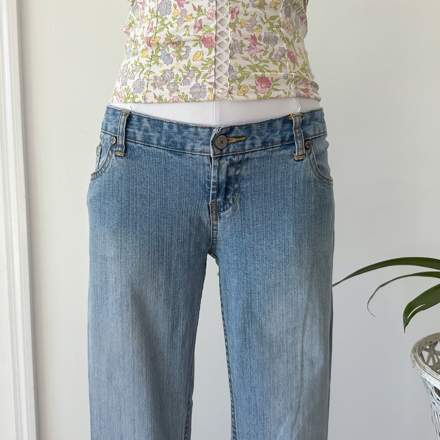 Y2K Light Wash Low Rise Jeans / SZ 0/2