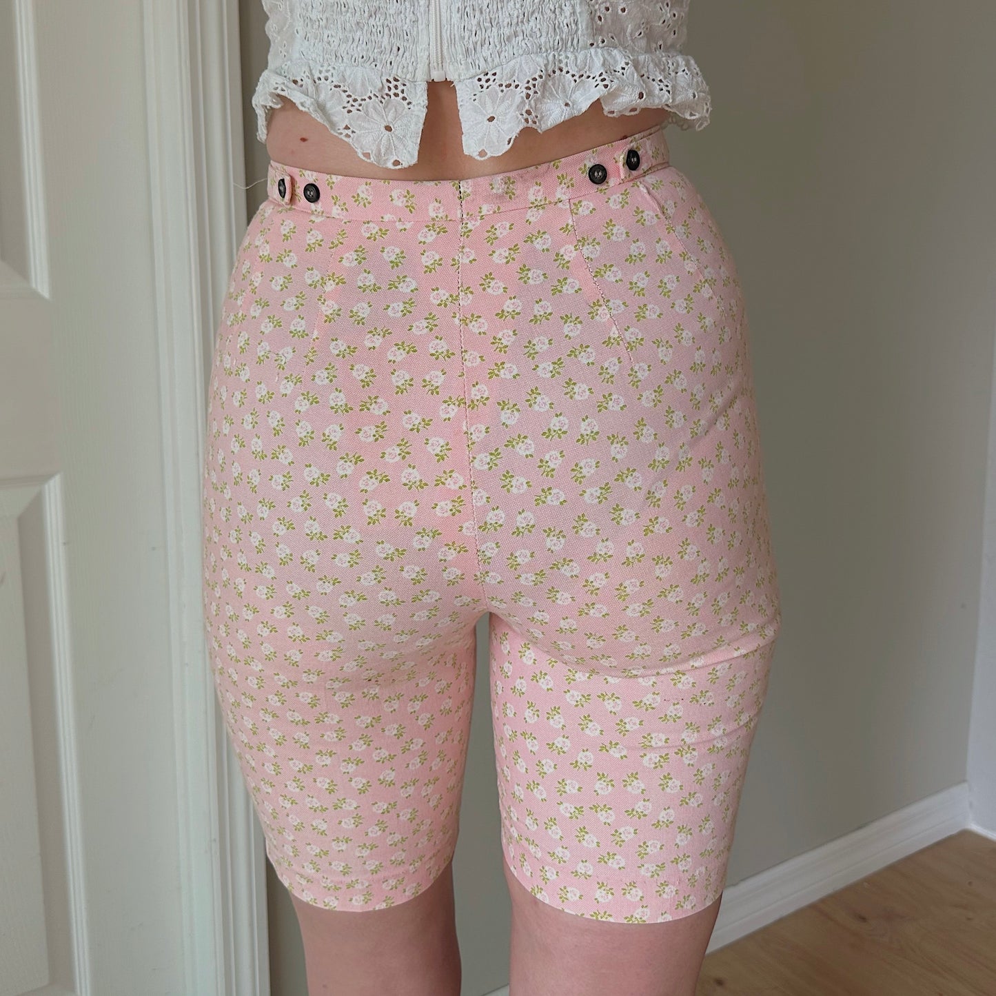 70's Baby Pink Floral Long Shorts / SZ 0