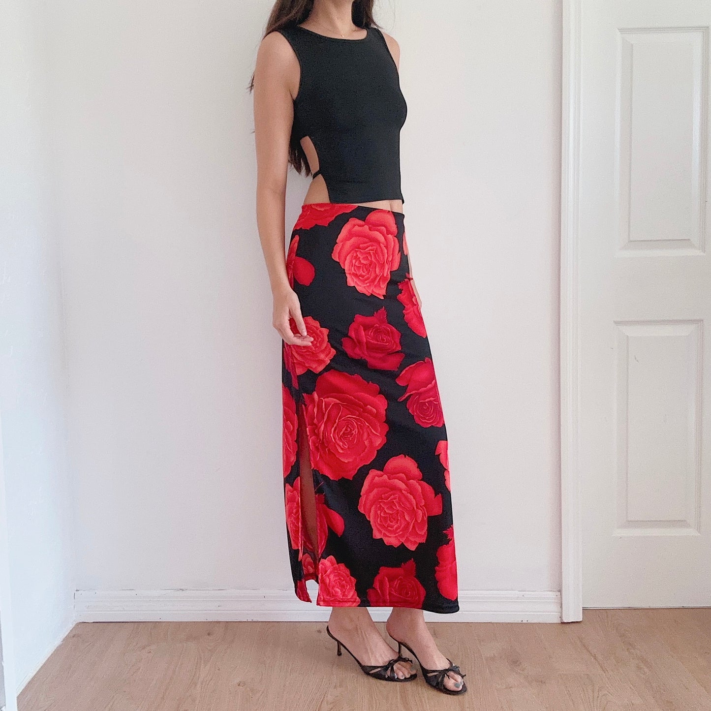 90's Black & Red Rose Maxi Skirt / SZ S