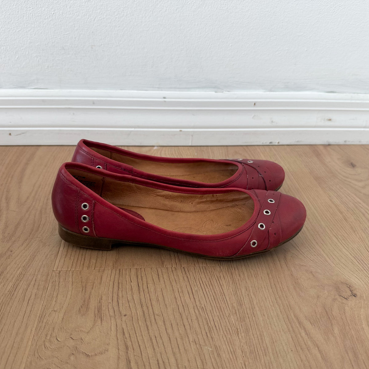 Y2K Red Leather Grommet Ballet Flats / SZ 7.5