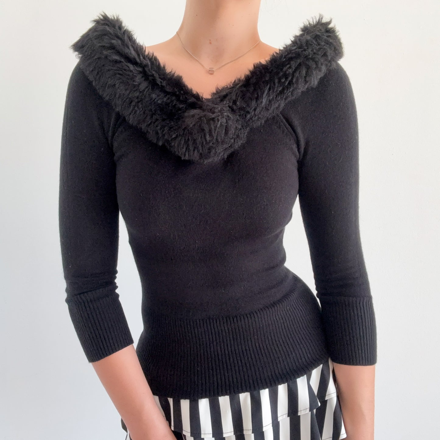 Y2K Black Furry Collar Knit Top / SZ S-M