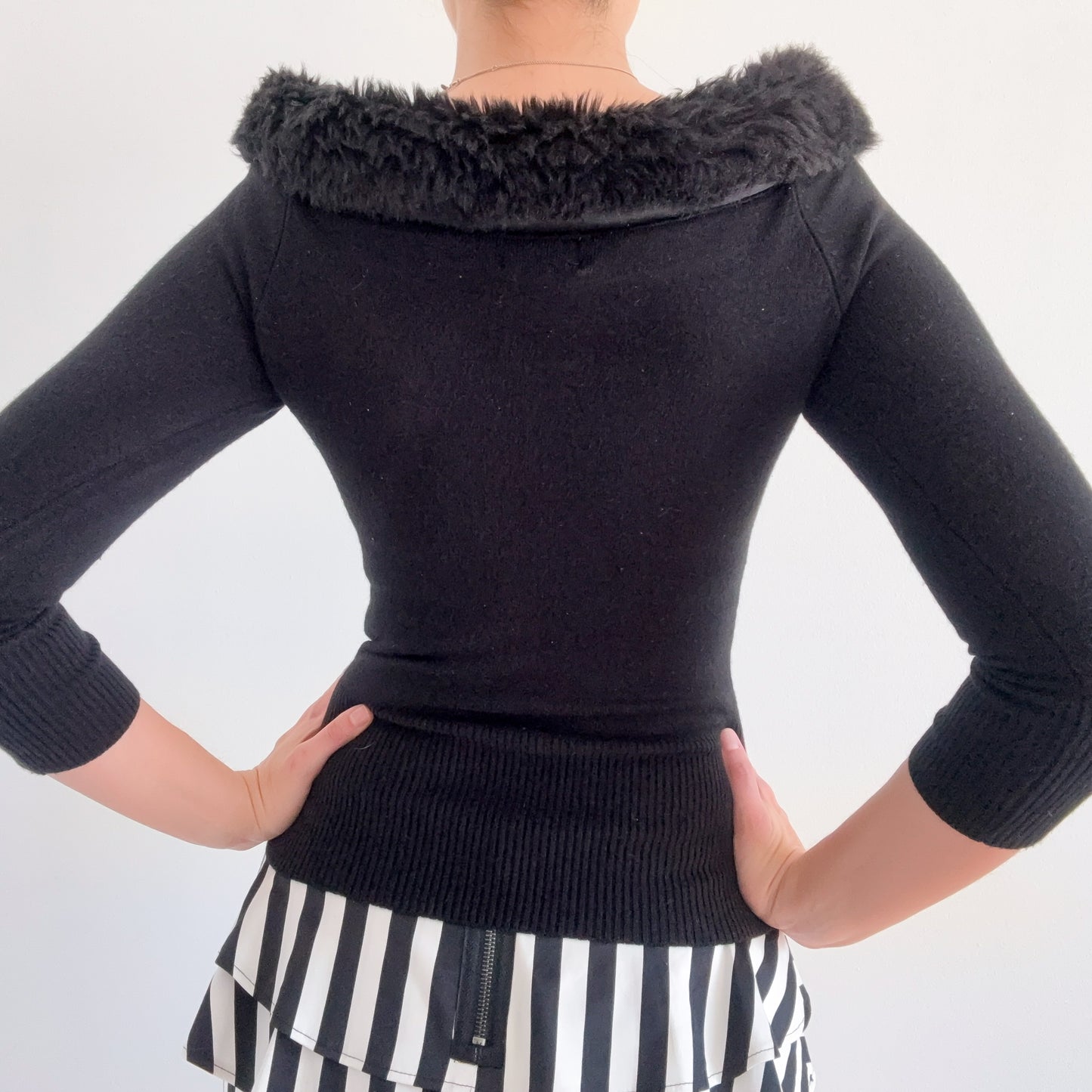 Y2K Black Furry Collar Knit Top / SZ S-M