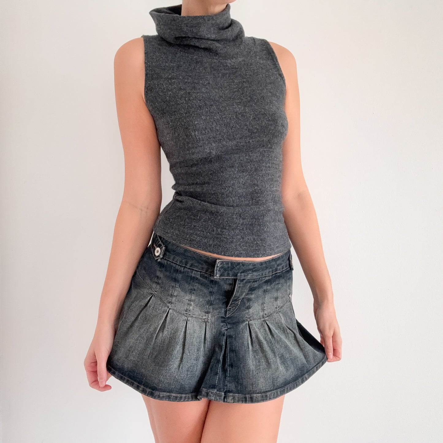 Y2K Grayish Denim Pleated Mini Skirt / SZ 2/4