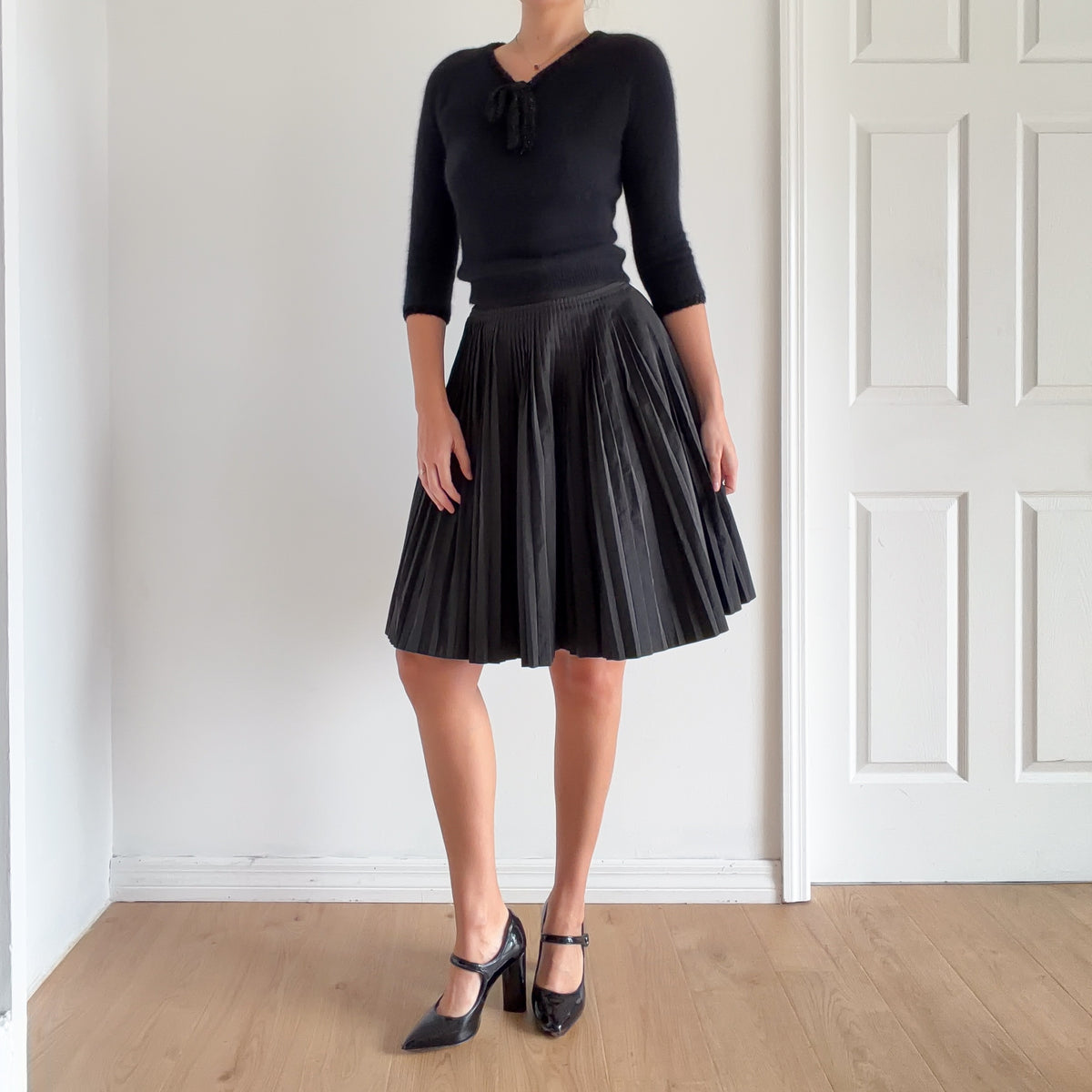 Y2K Black Pleated Circle Skirt / SZ 4