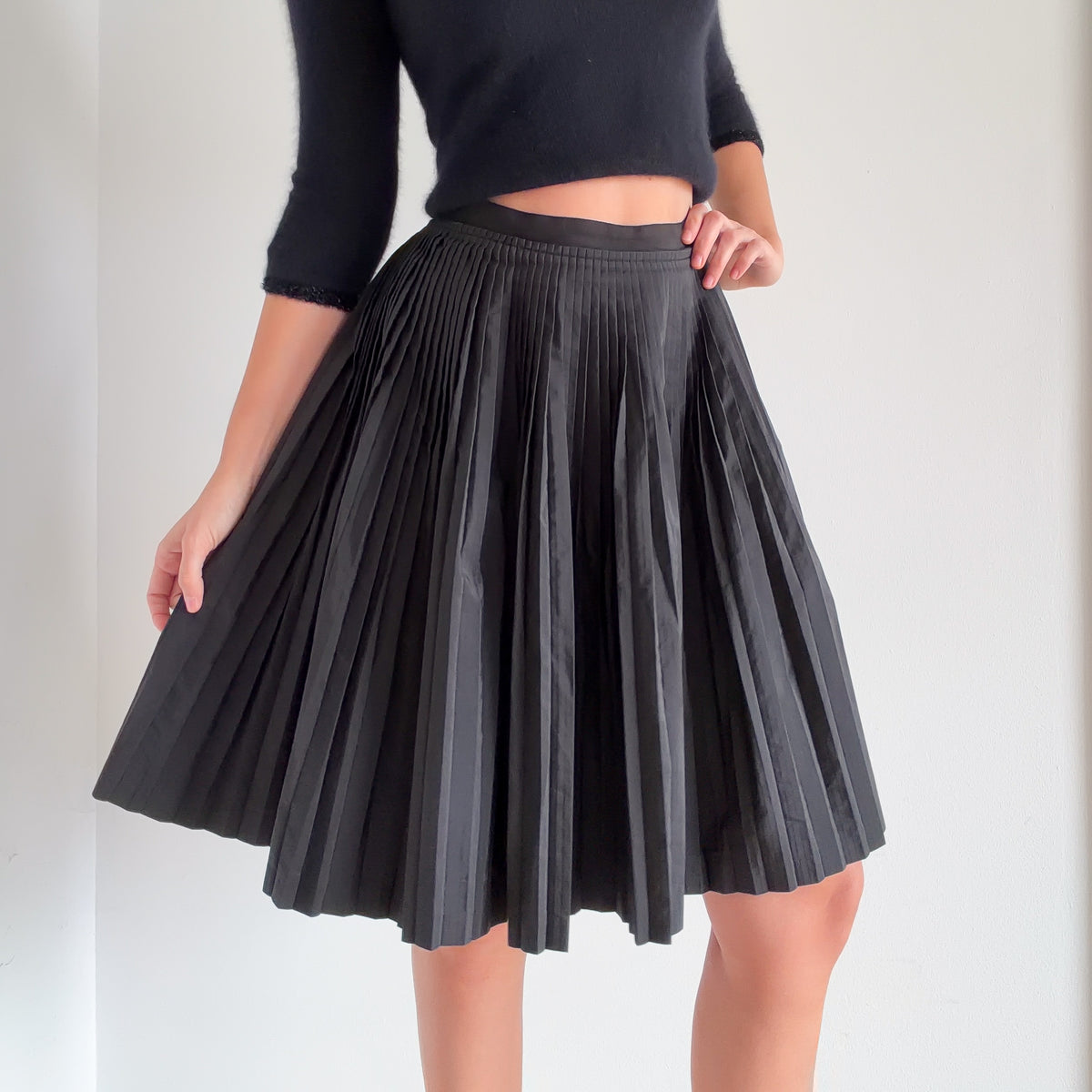 Y2K Black Pleated Circle Skirt / SZ 4