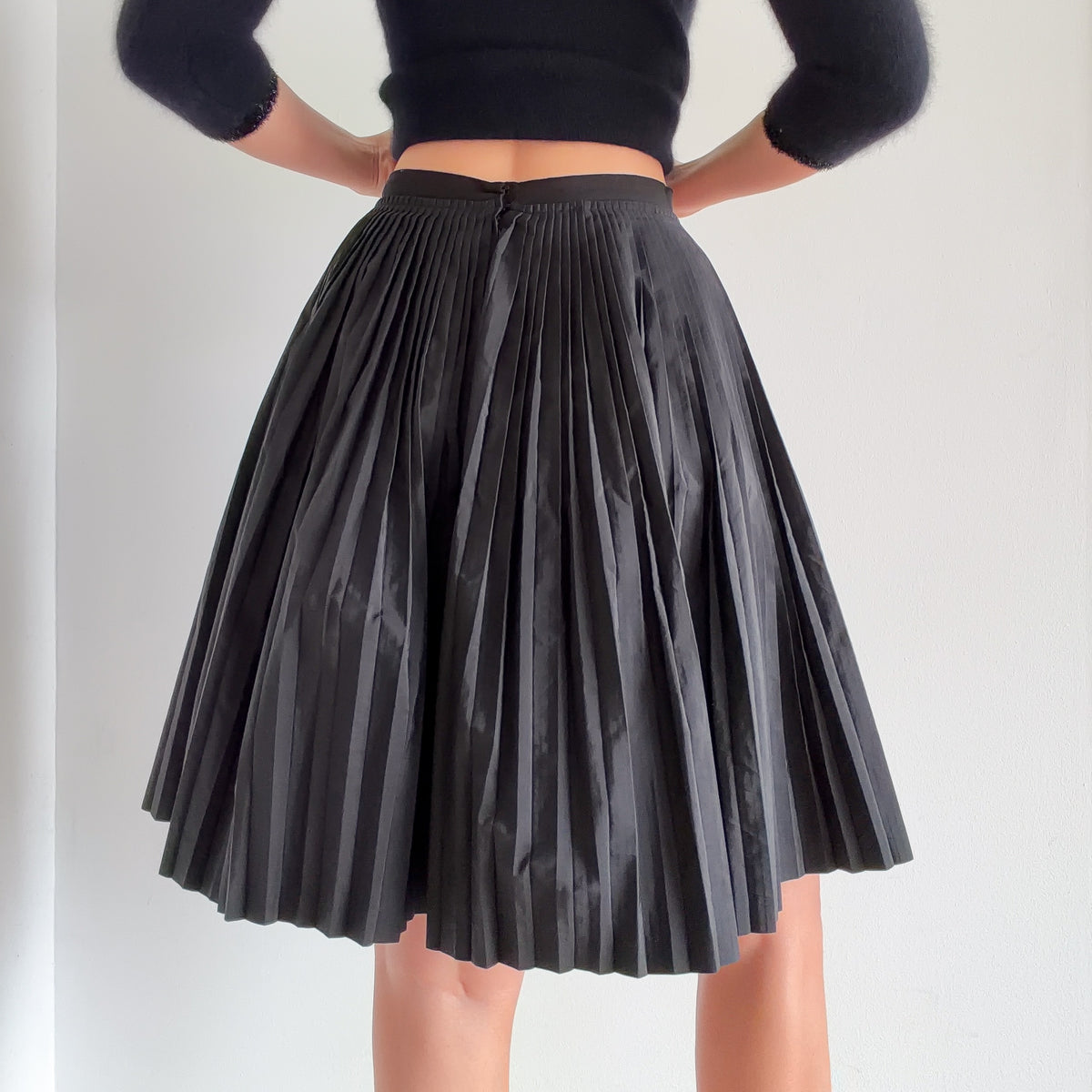 Y2K Black Pleated Circle Skirt / SZ 4