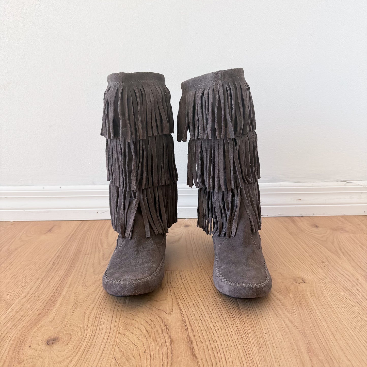 2010's Grey Fringe Moccasin Boots / SZ 8