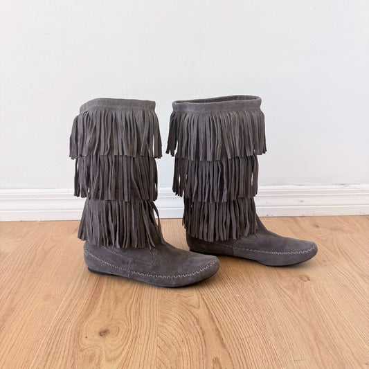 2010's Grey Fringe Moccasin Boots / SZ 8