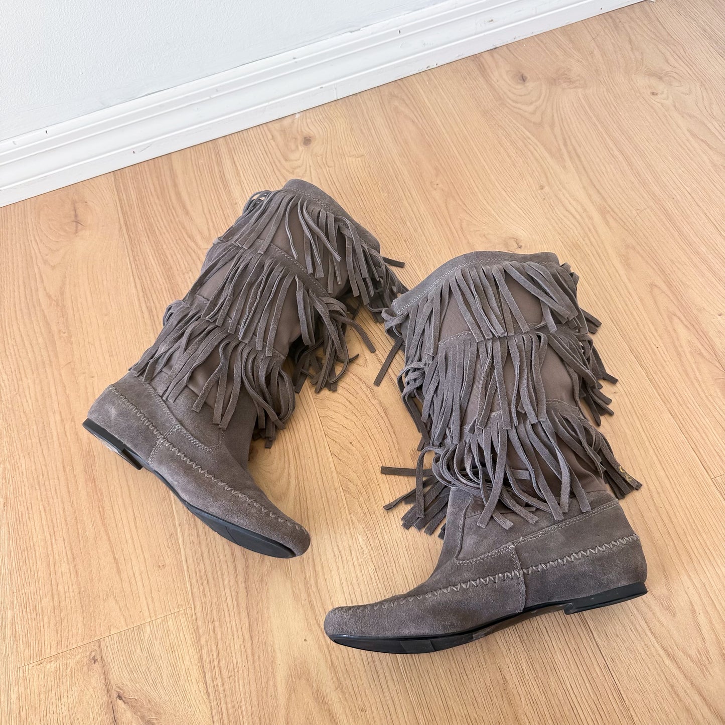 2010's Grey Fringe Moccasin Boots / SZ 8