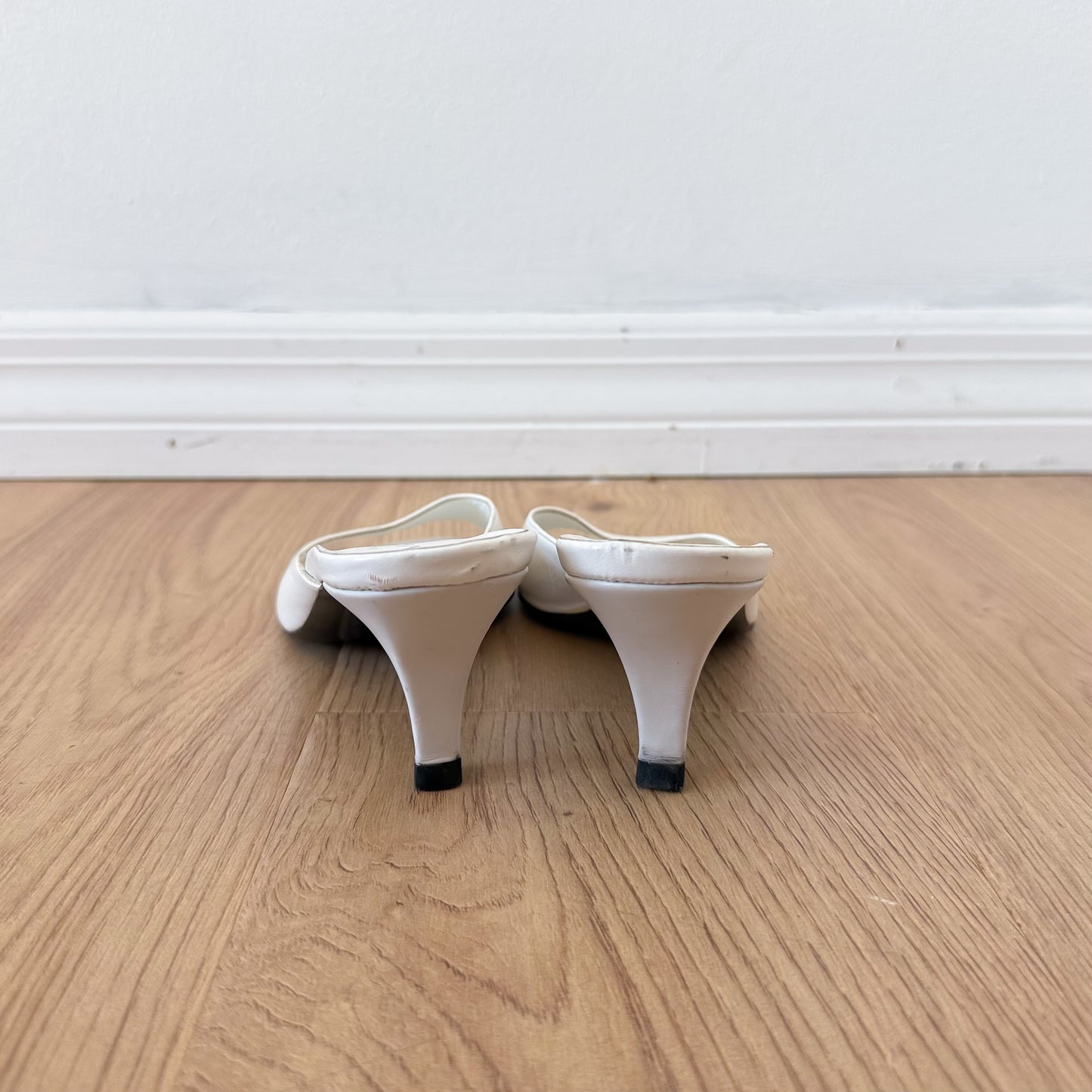 Y2K Via Spiga White Kitten Heels / SZ 6