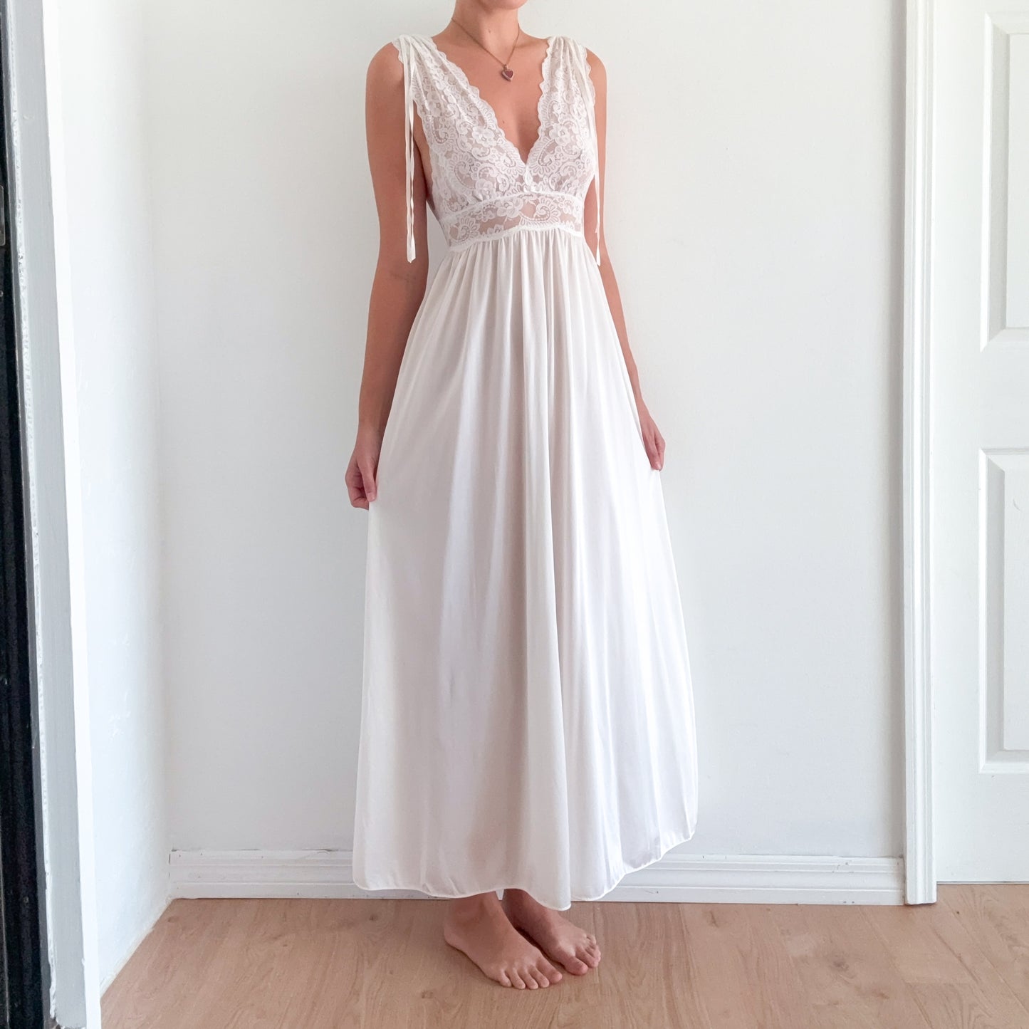 80's Olga Ivory Lace Nightgown / SZ S