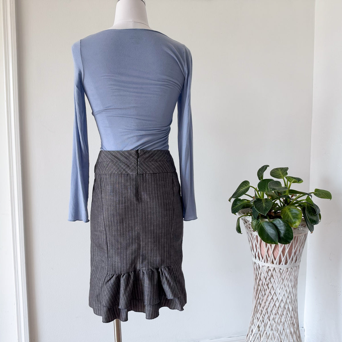 Y2K Grey Pinstripe Ruffle Pencil Skirt / SZ 0