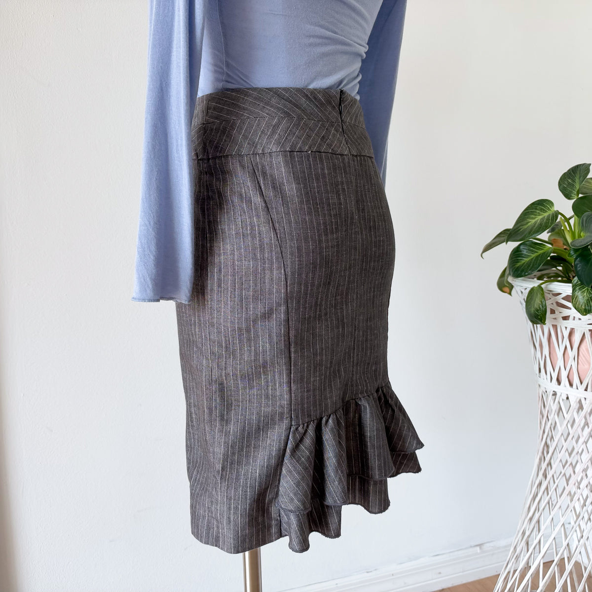 Y2K Grey Pinstripe Ruffle Pencil Skirt / SZ 0