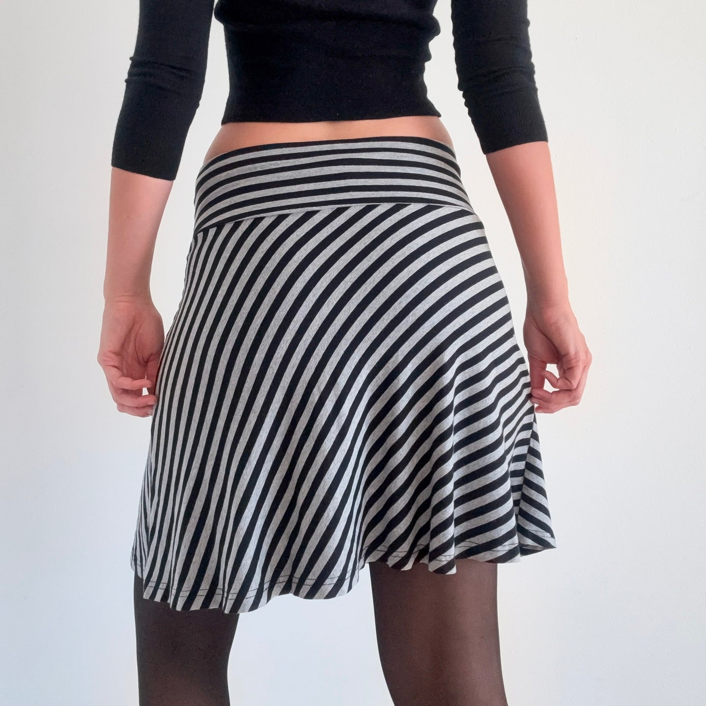 2010's Black & Grey Striped Midi Skirt / SZ S-L