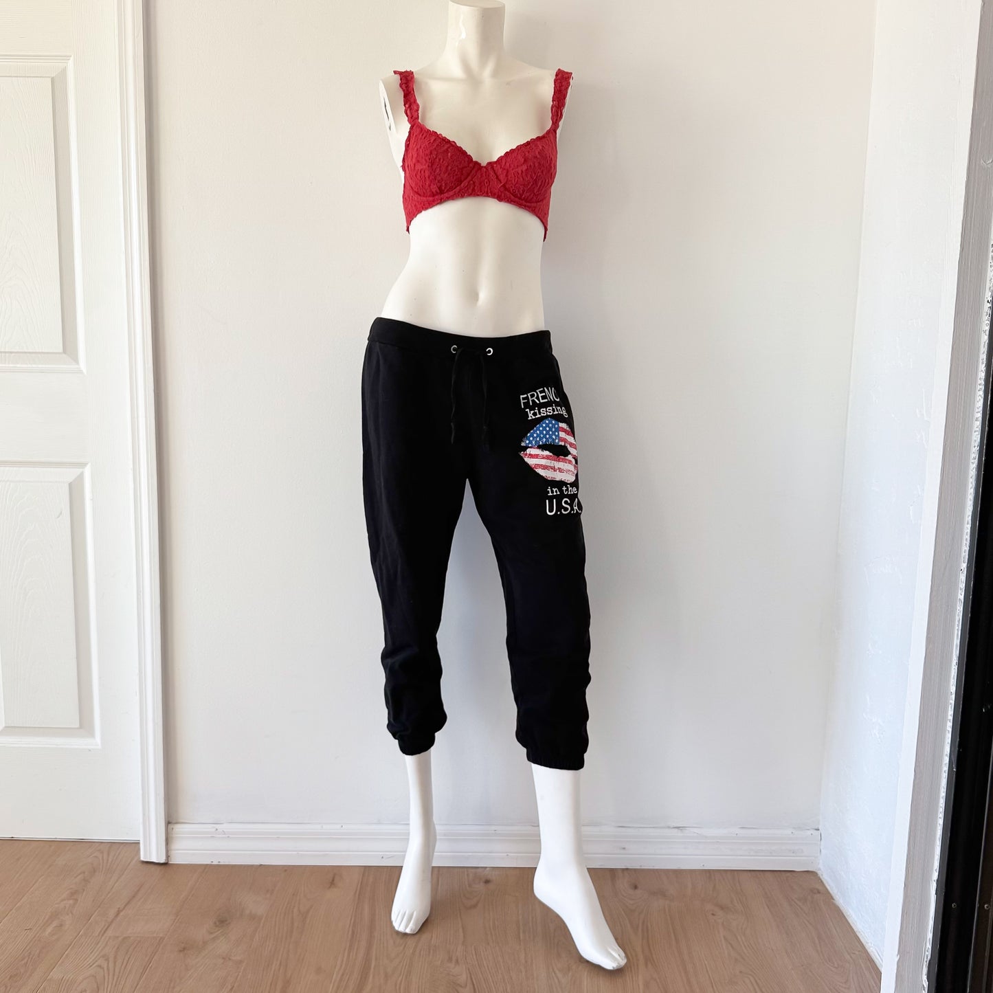 Y2K Black "French Kissing" Capri Sweatpants / SZ M-L