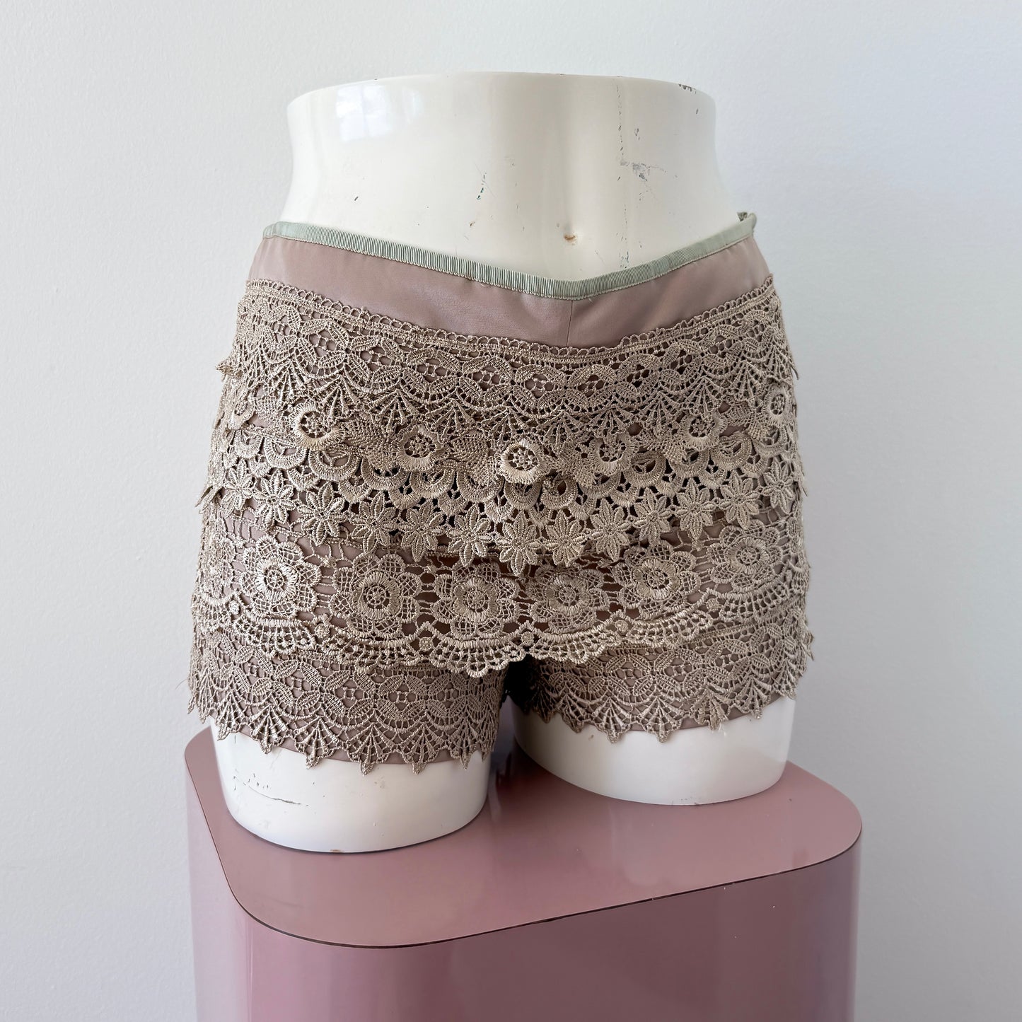 2010's Champagne Lace Mini Shorts / SZ S