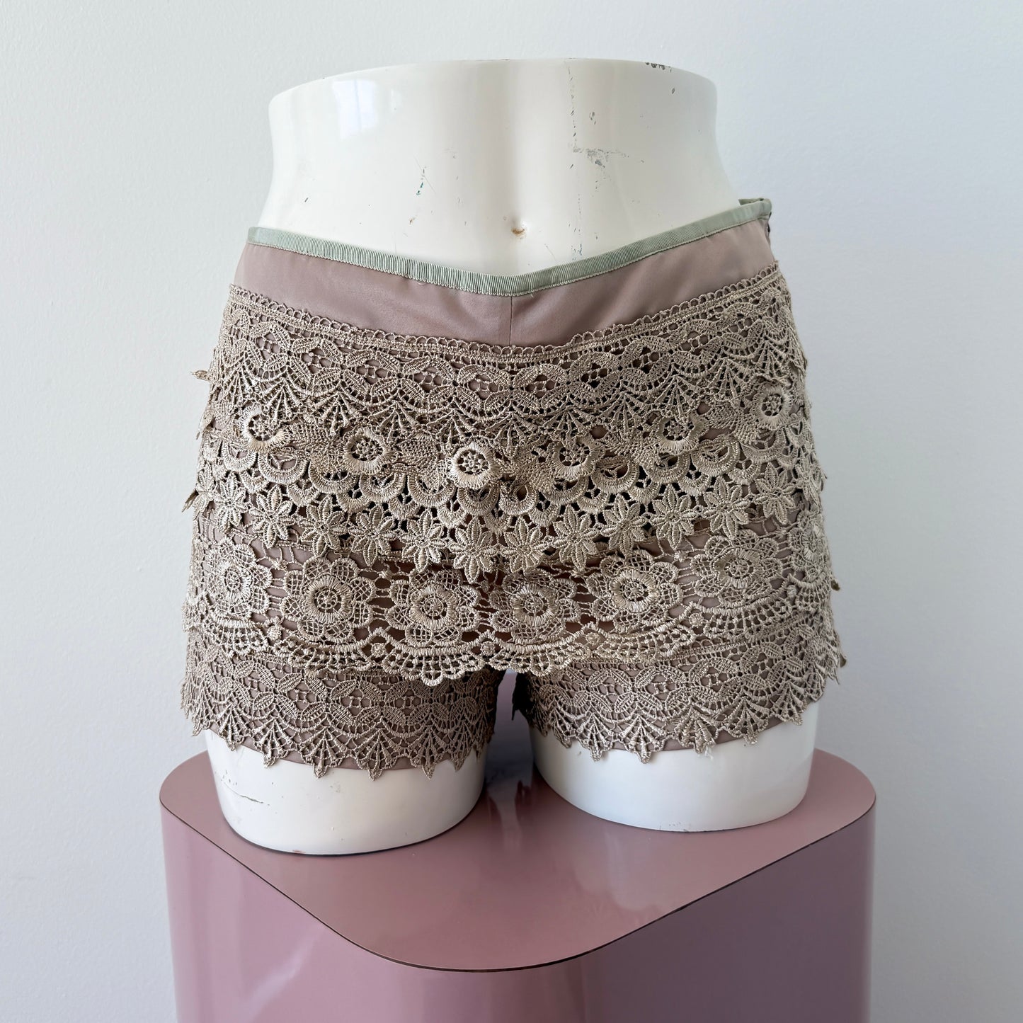 2010's Champagne Lace Mini Shorts / SZ S