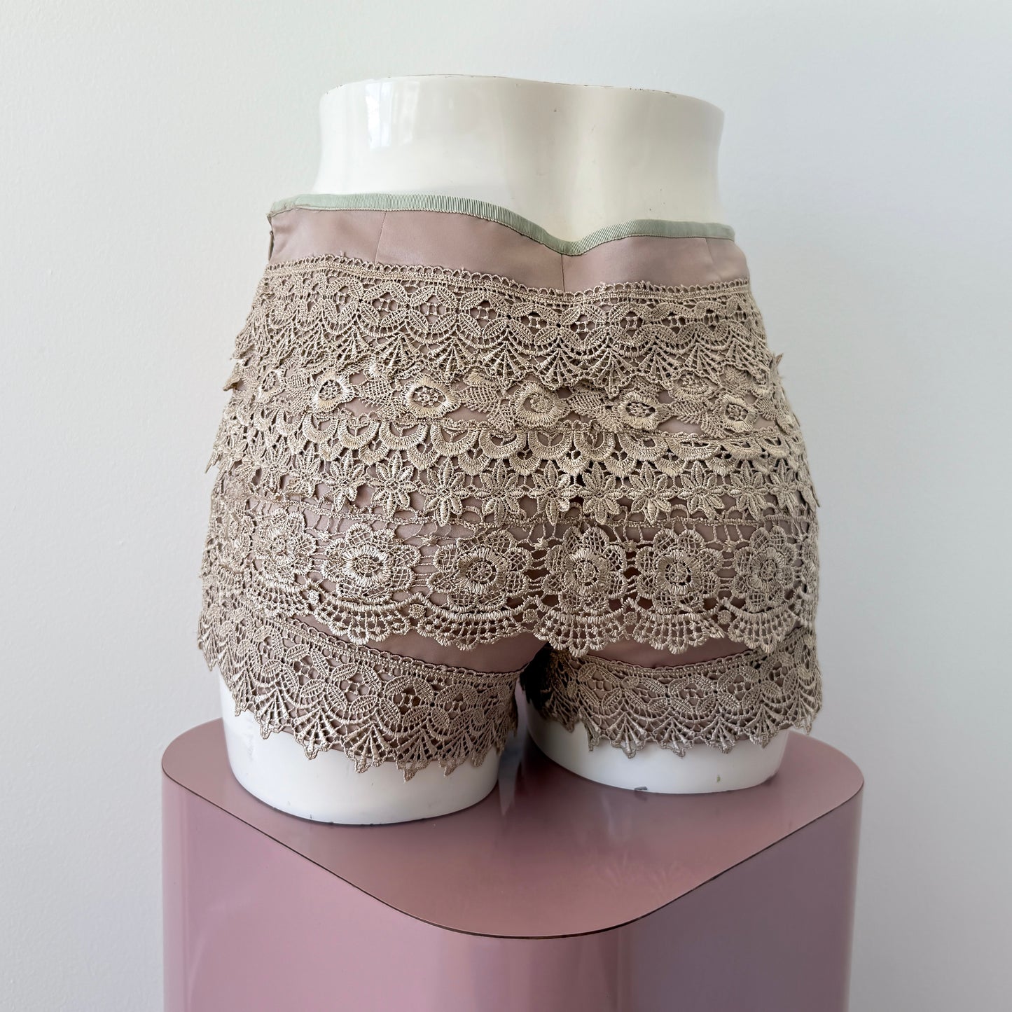 2010's Champagne Lace Mini Shorts / SZ S