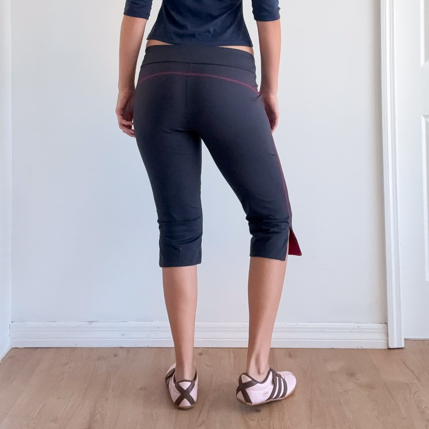 Y2K Grey & Hot Pink Capri Leggings / SZ M