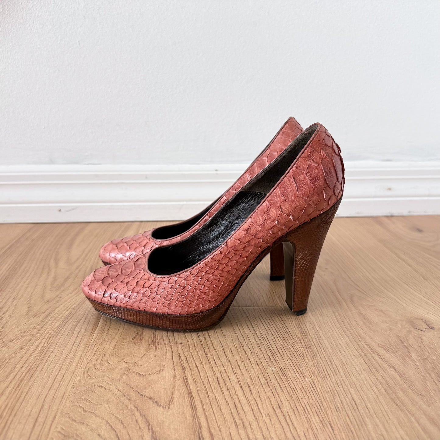 Y2K Elie Tahari Mauve Snakeskin Pumps / SZ 6