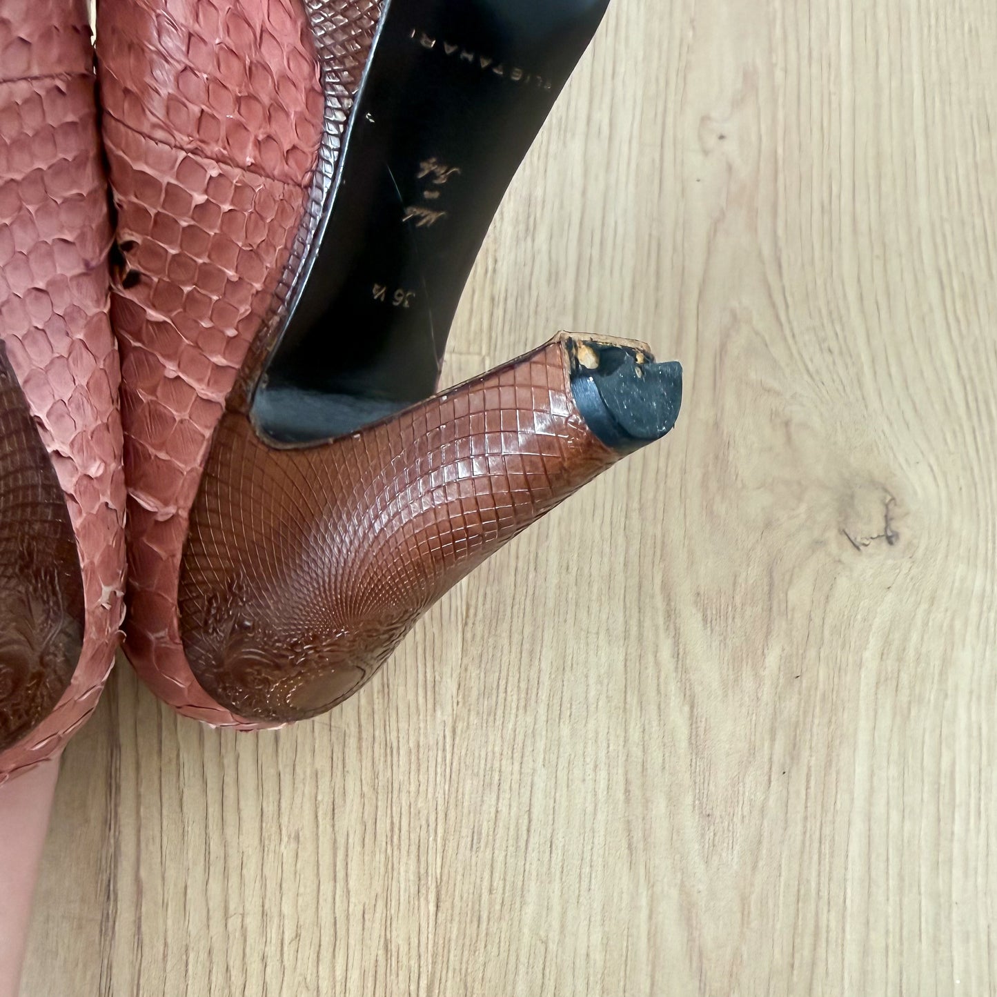 Y2K Elie Tahari Mauve Snakeskin Pumps / SZ 6