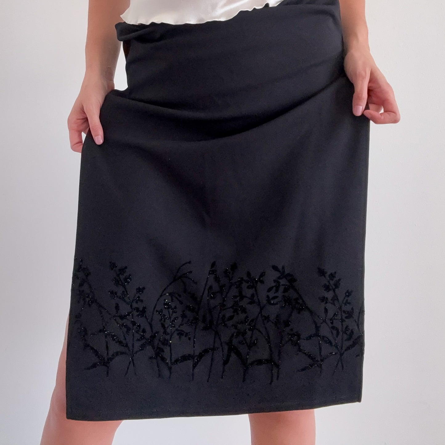 90's Black Velvet Floral Maxi Skirt / SZ S-M