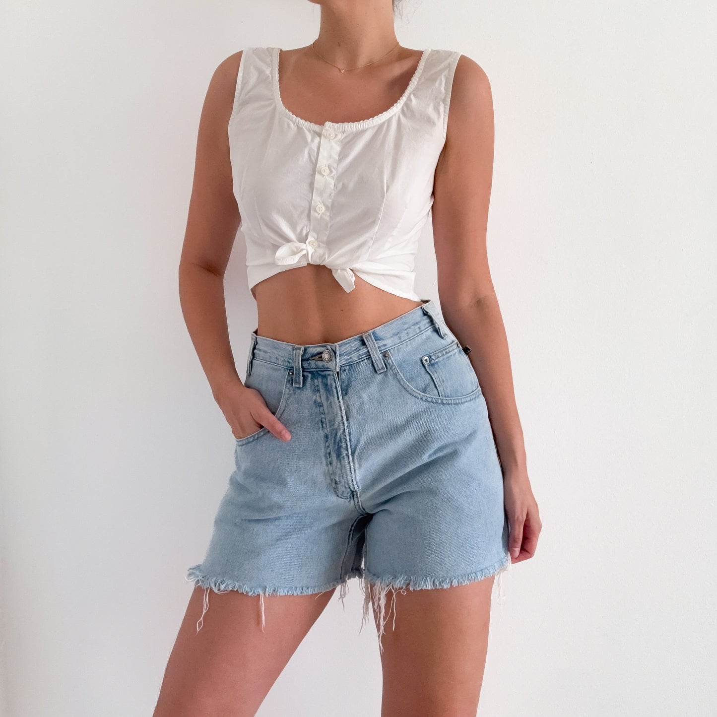 90's Light Frayed Denim Shorts / SZ 8